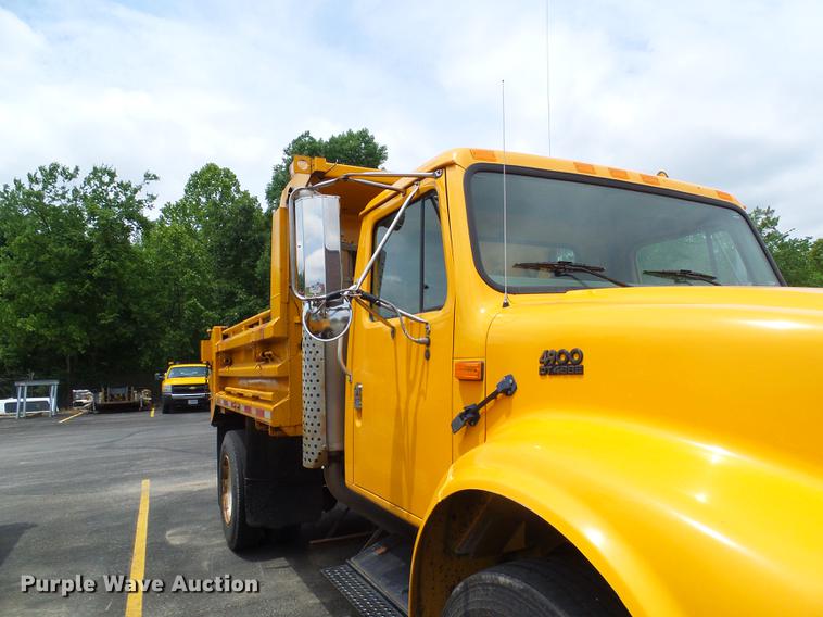 image for item DF7331 2002 International 4900 dump truck