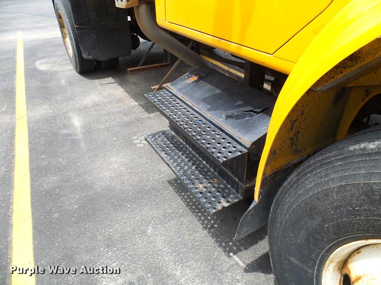 image for item DF7331 2002 International 4900 dump truck