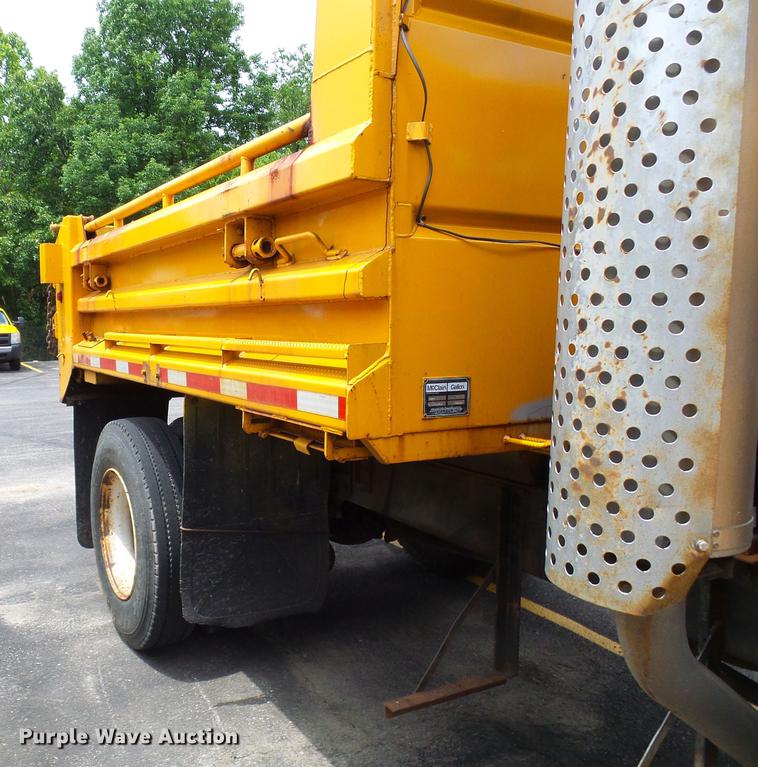 image for item DF7331 2002 International 4900 dump truck