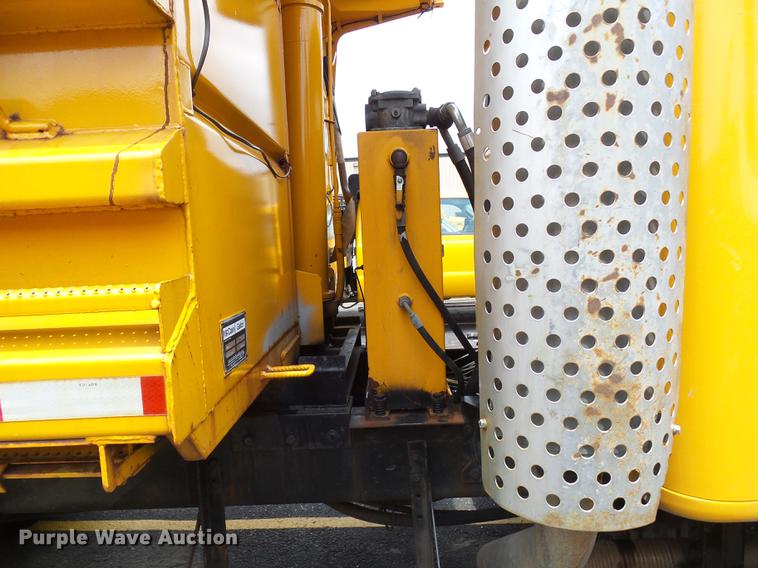 image for item DF7331 2002 International 4900 dump truck