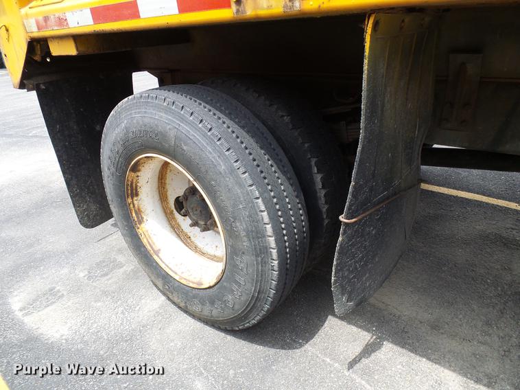 image for item DF7331 2002 International 4900 dump truck