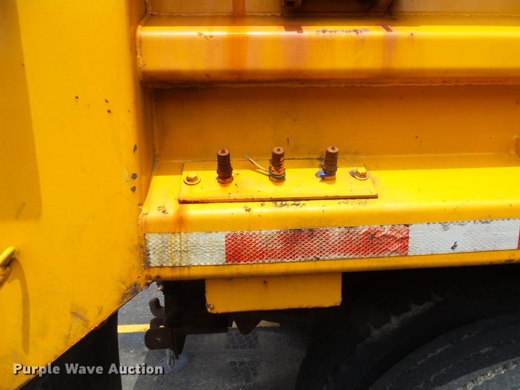 image for item DF7331 2002 International 4900 dump truck