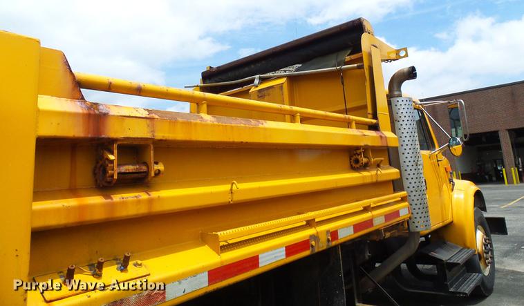 image for item DF7331 2002 International 4900 dump truck