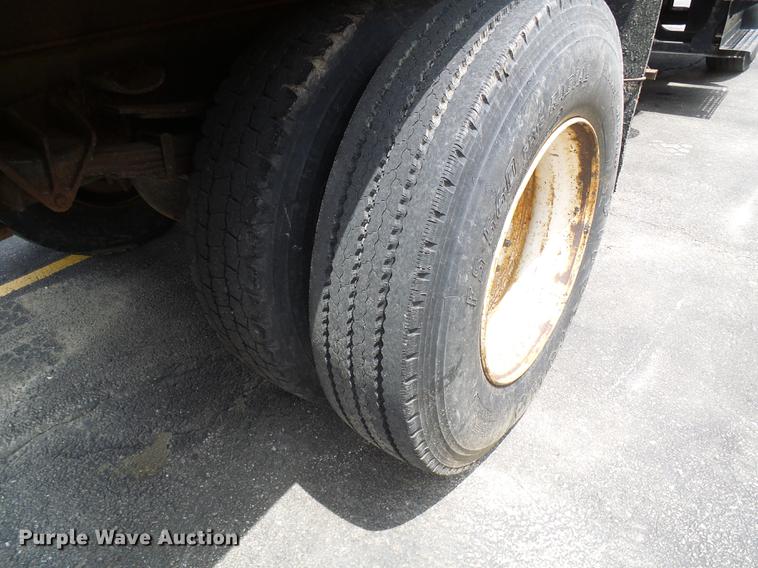 image for item DF7331 2002 International 4900 dump truck