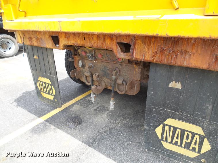 image for item DF7331 2002 International 4900 dump truck