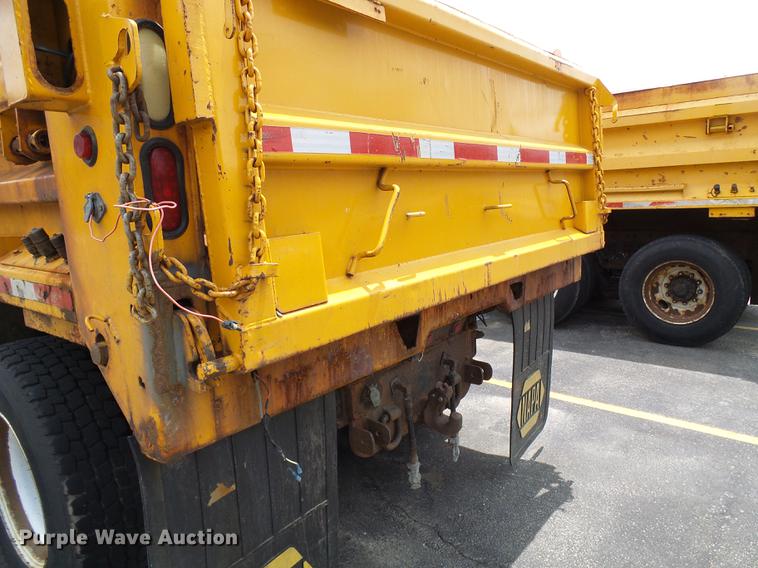 image for item DF7331 2002 International 4900 dump truck