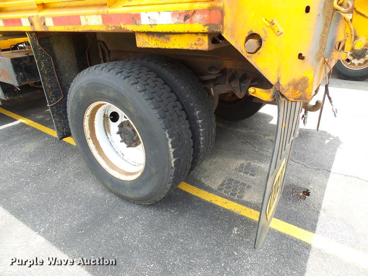 image for item DF7331 2002 International 4900 dump truck