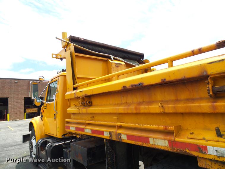 image for item DF7331 2002 International 4900 dump truck