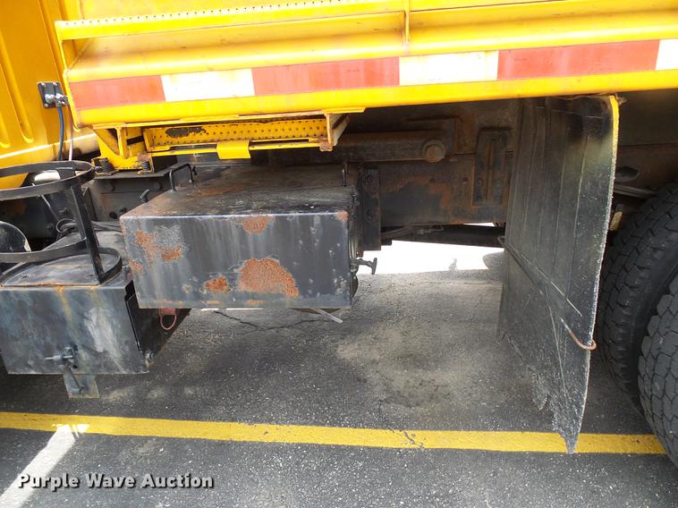 image for item DF7331 2002 International 4900 dump truck