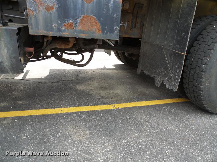 image for item DF7331 2002 International 4900 dump truck