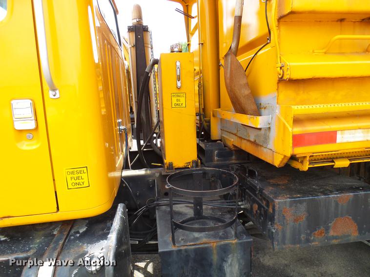 image for item DF7331 2002 International 4900 dump truck