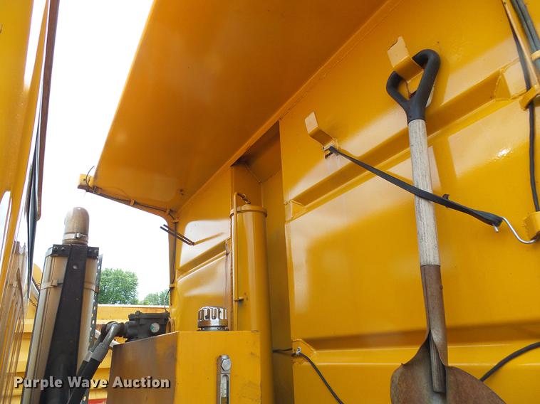 image for item DF7331 2002 International 4900 dump truck