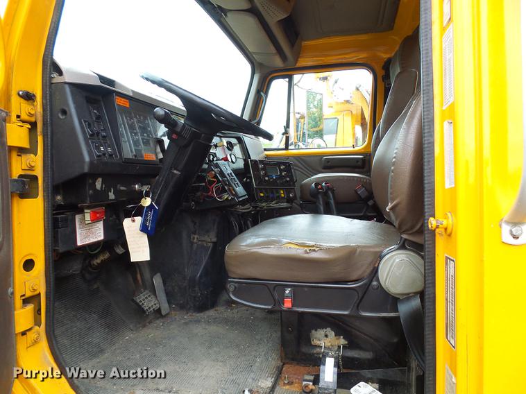 image for item DF7331 2002 International 4900 dump truck