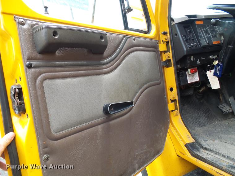 image for item DF7331 2002 International 4900 dump truck