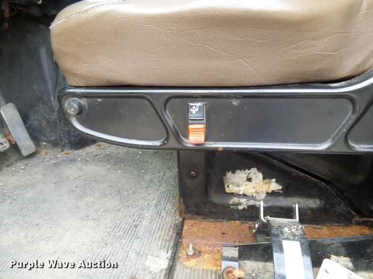 image for item DF7331 2002 International 4900 dump truck