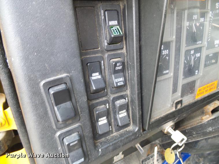 image for item DF7331 2002 International 4900 dump truck