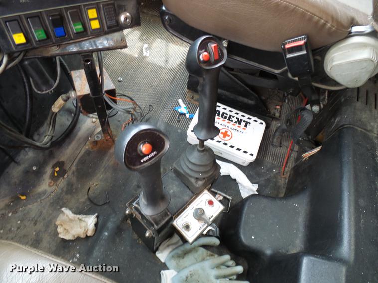 image for item DF7331 2002 International 4900 dump truck