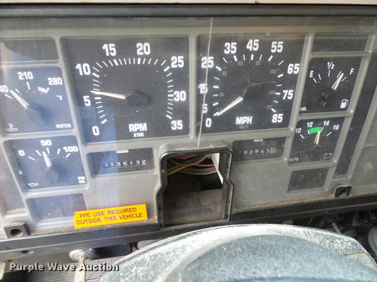 image for item DF7331 2002 International 4900 dump truck