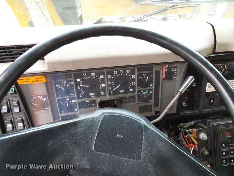 image for item DF7331 2002 International 4900 dump truck