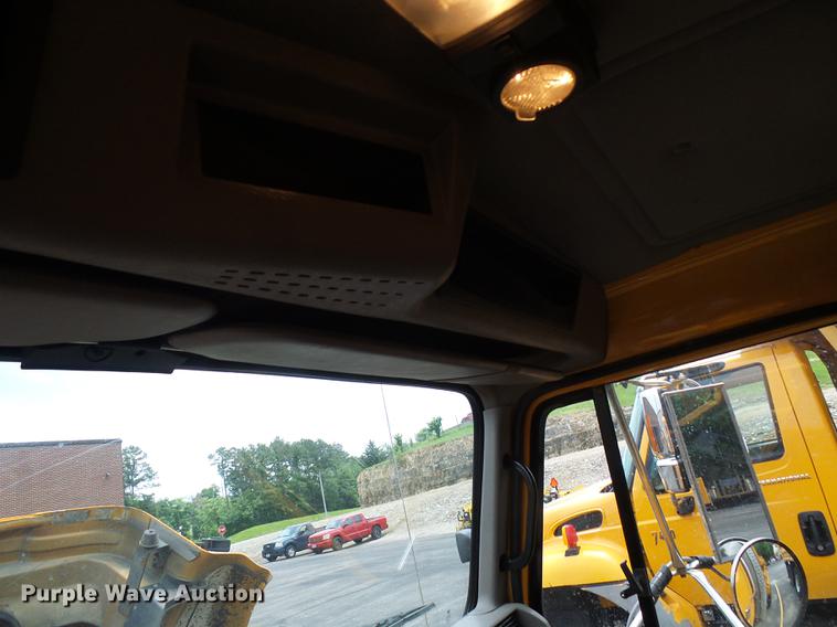 image for item DF7331 2002 International 4900 dump truck