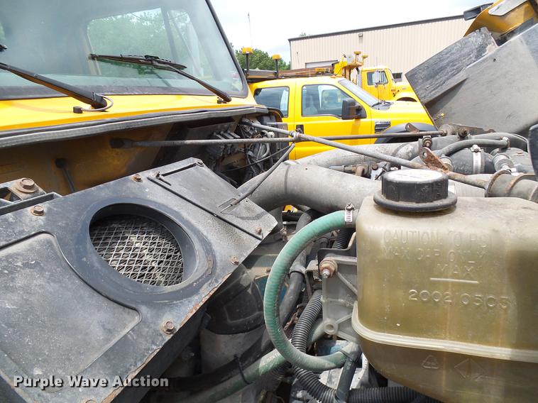 image for item DF7331 2002 International 4900 dump truck