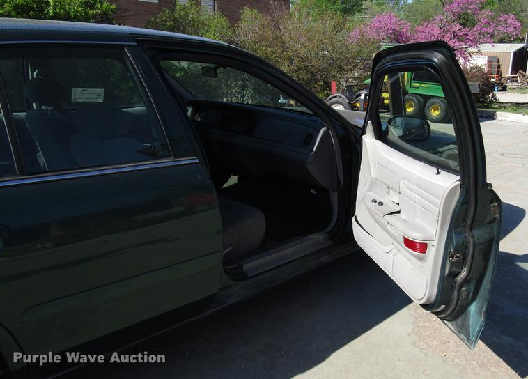 image for item DF7975 2000 Ford Crown Victoria Police Interceptor