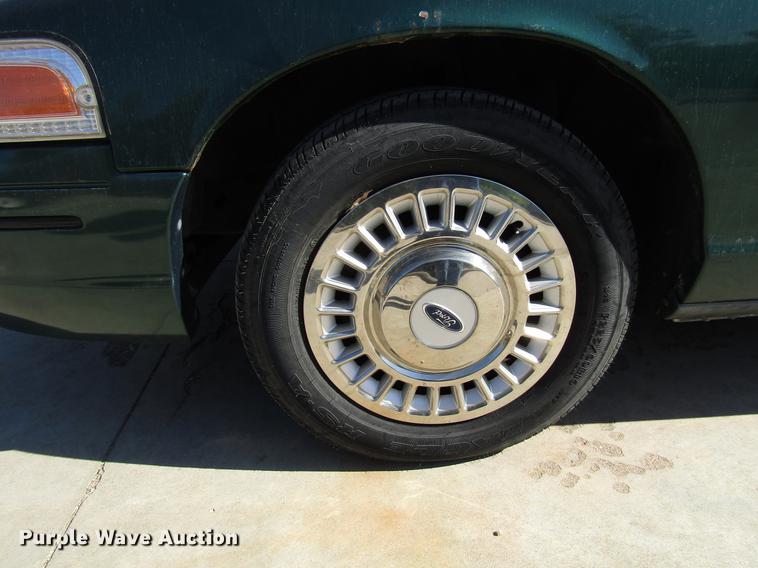 image for item DF7975 2000 Ford Crown Victoria Police Interceptor