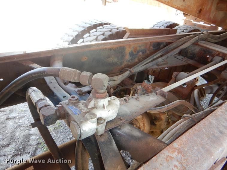 image for item DG1126 1997 International 4900 dump truck