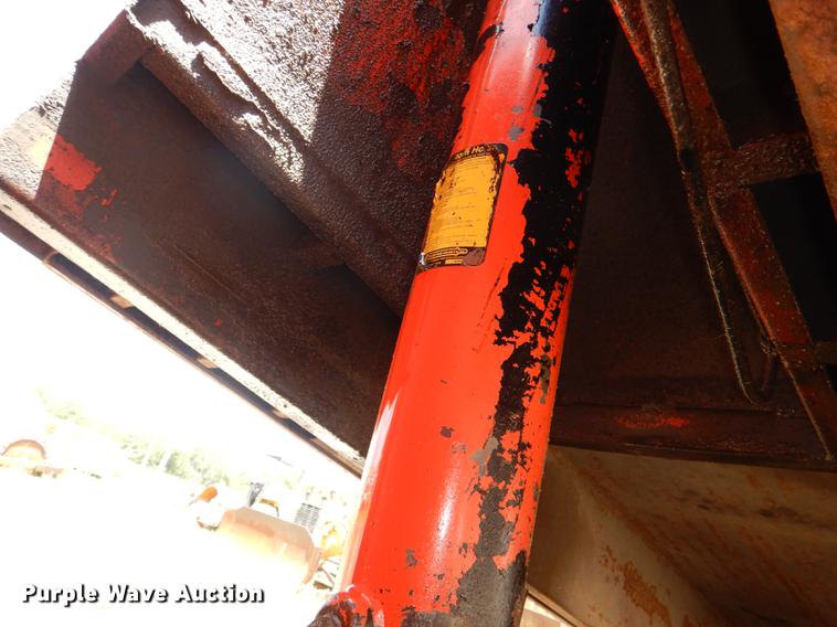 image for item DG1126 1997 International 4900 dump truck