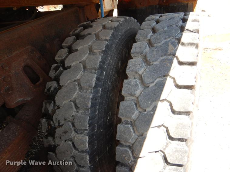 image for item DG1126 1997 International 4900 dump truck