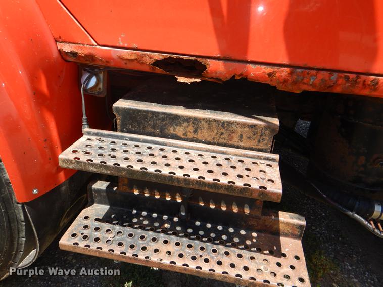 image for item DG1126 1997 International 4900 dump truck