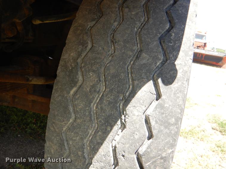 image for item DG1126 1997 International 4900 dump truck