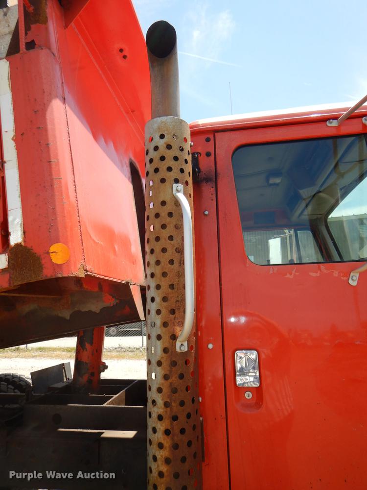 image for item DG1126 1997 International 4900 dump truck