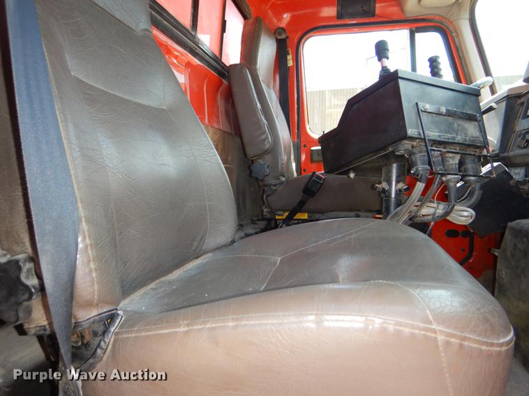 image for item DG1126 1997 International 4900 dump truck