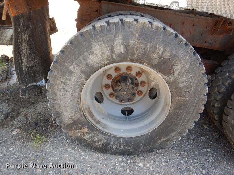 image for item DG1126 1997 International 4900 dump truck