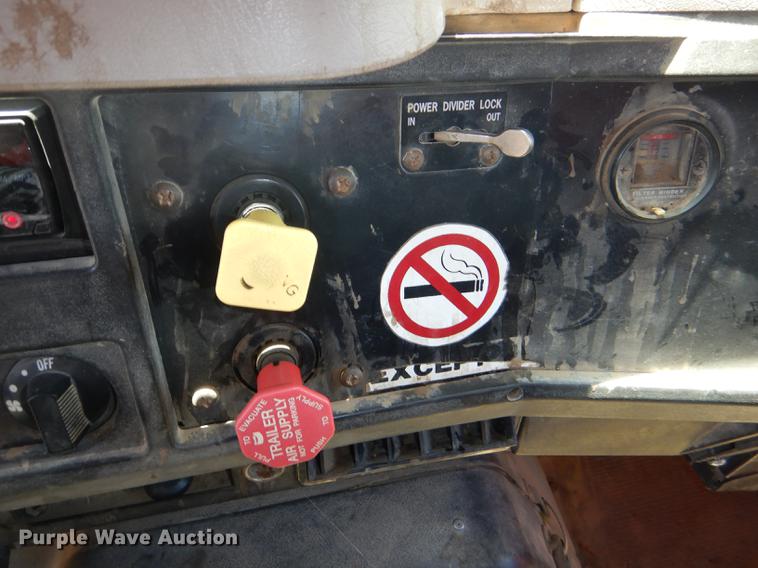 image for item DG1126 1997 International 4900 dump truck