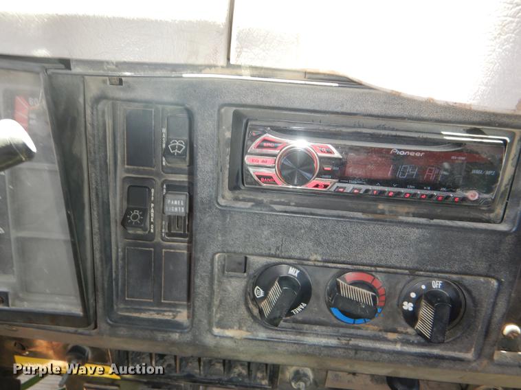 image for item DG1126 1997 International 4900 dump truck