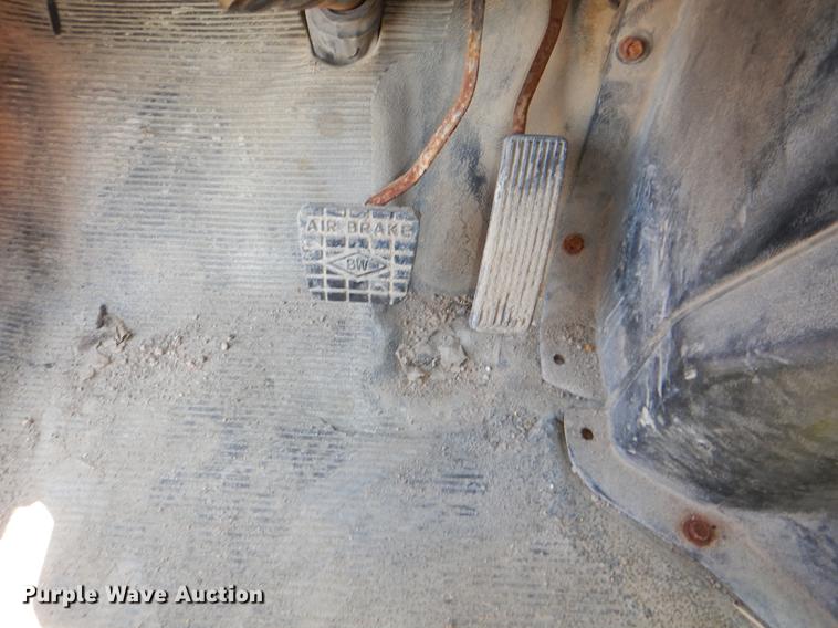 image for item DG1126 1997 International 4900 dump truck