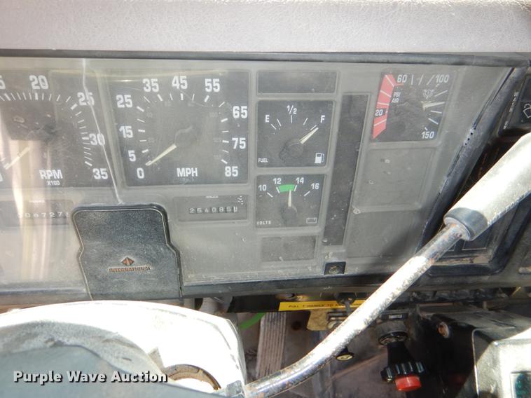 image for item DG1126 1997 International 4900 dump truck