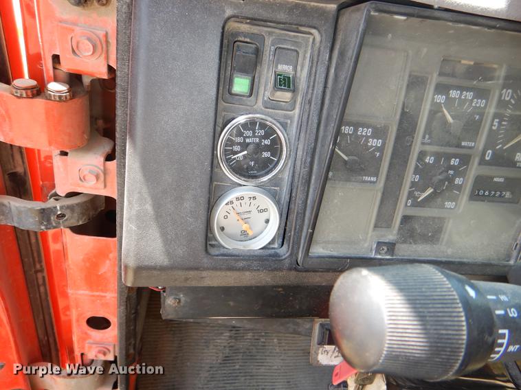 image for item DG1126 1997 International 4900 dump truck