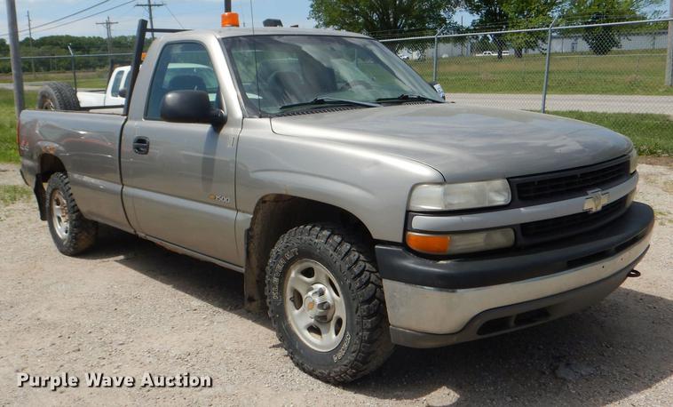 image for item DG1159 2001 Chevrolet Silverado 1500 pickup truck