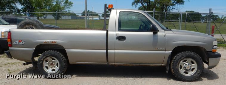 image for item DG1159 2001 Chevrolet Silverado 1500 pickup truck