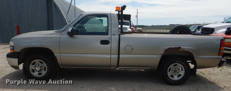 image for item DG1159 2001 Chevrolet Silverado 1500 pickup truck