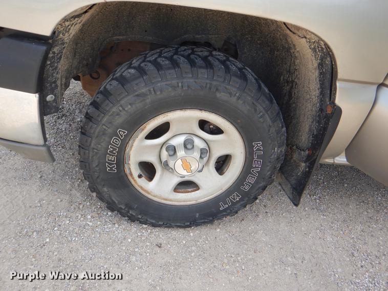 image for item DG1159 2001 Chevrolet Silverado 1500 pickup truck