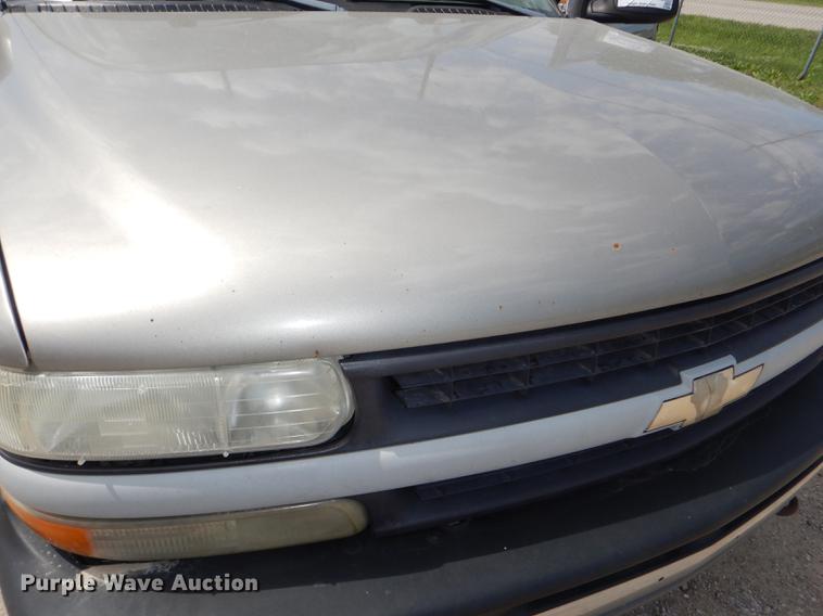 image for item DG1159 2001 Chevrolet Silverado 1500 pickup truck