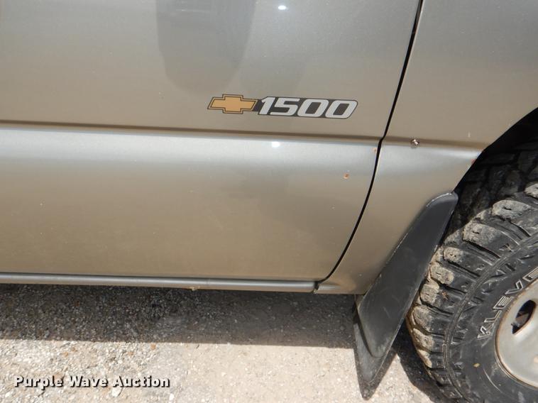 image for item DG1159 2001 Chevrolet Silverado 1500 pickup truck