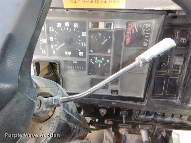 image for item DG1164 1997 International 4900 dump truck