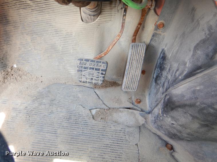 image for item DG1164 1997 International 4900 dump truck