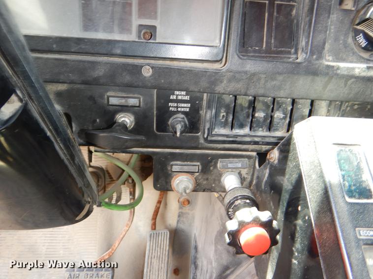 image for item DG1164 1997 International 4900 dump truck