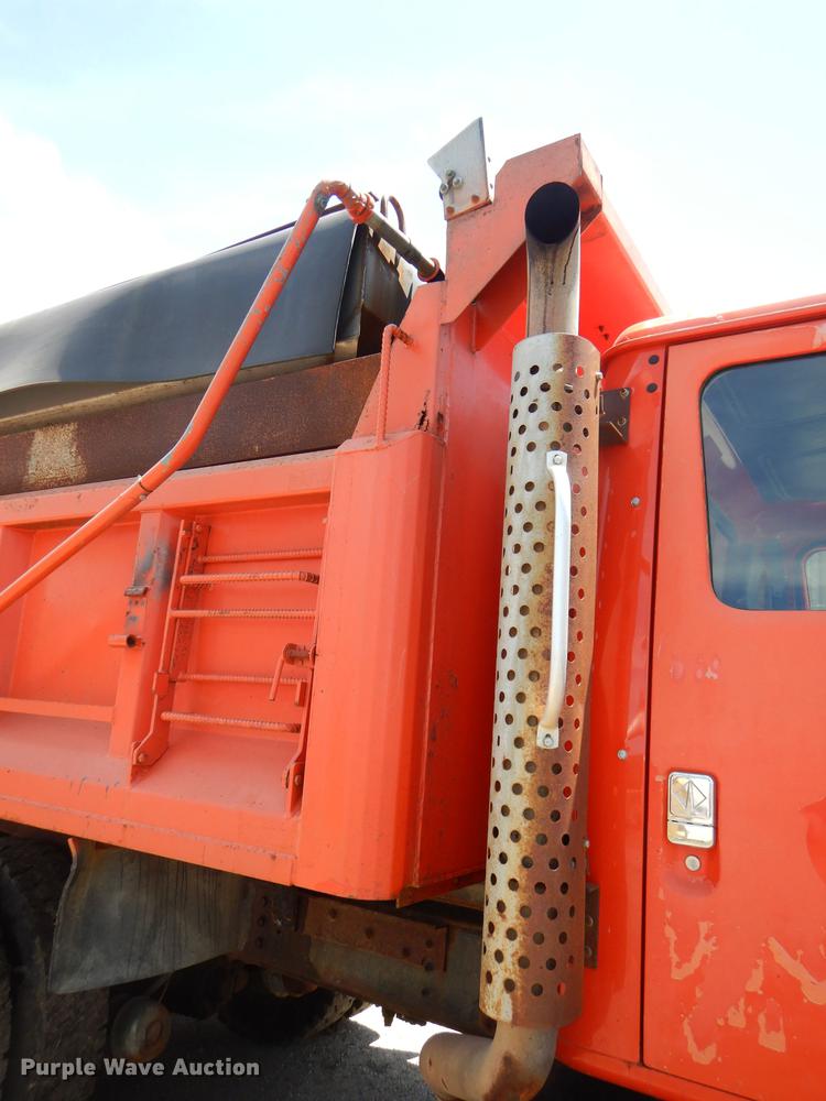 image for item DG1164 1997 International 4900 dump truck
